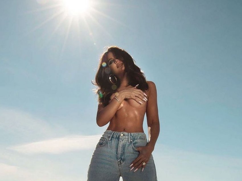 Khloe Kardashian reklamon xhinset e markës së saj, teksa pozon e zhveshur
