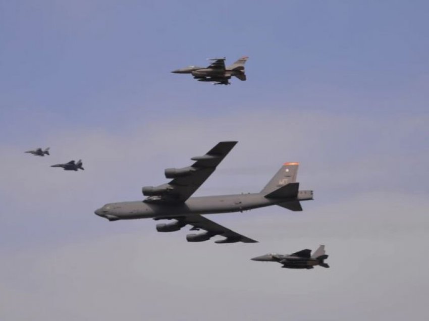 Bombarduesi strategjik i SHBA fluturon mbi kryeqytetet baltike