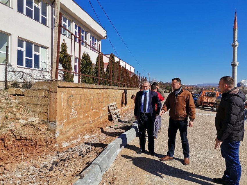 Malishevë: Kanë filluar punimet në ndërtimin e trotuarit në Shkozë