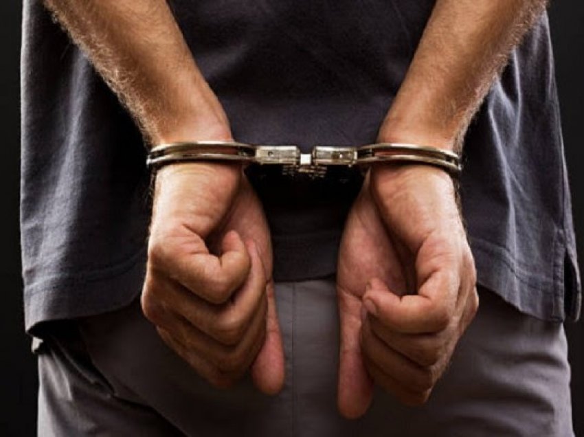 Është arrestuar një person në Pejë që ishte i dënuar me mbi një vit burg