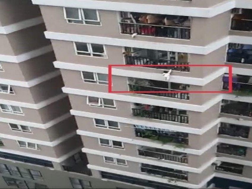 ​Shoferi shpëton foshnjën e rënë nga ballkoni i katit 12 në Vietnam