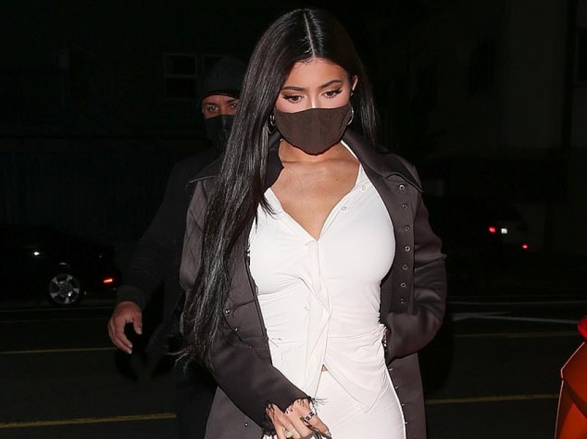 Kylie Jenner rrugëve të Los Angeles merr vëmendje me format trupore