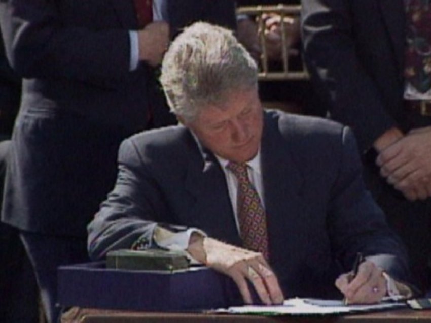 ​Bill Clinton para 24 vjetësh ndaloi kërkimet për klonim të njeriut