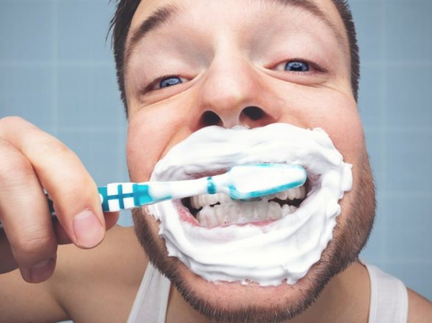 Sa shpesh duhet të ndërroni furçën tuaj të dhëmbëve?