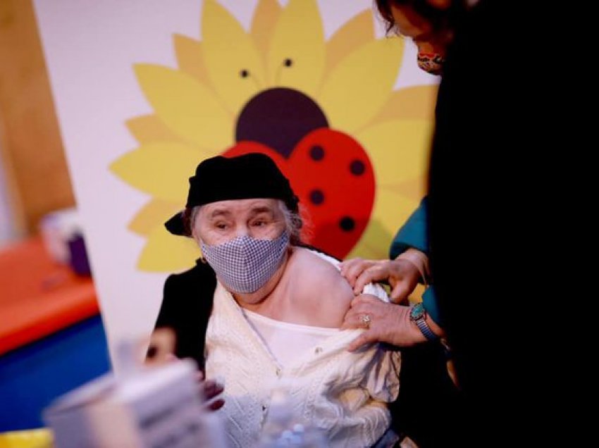 Rama publikon fotot nga vaksinimi i të moshuarve në Lezhë