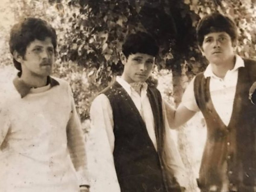 Fotografi e rrallë e Adem Jasharit me shokët e tij në shkollë