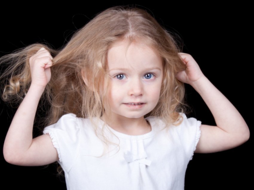 Përdredhja e flokëve te fëmijët: A është shenjë e autizmit?