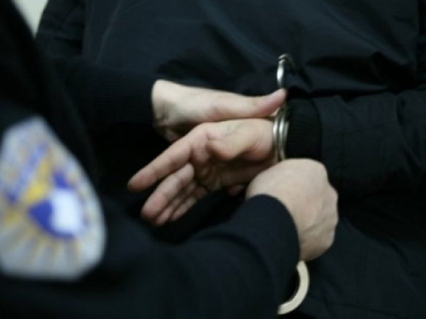 Arrestohet 22 vjeçari që e theri me thikë babanë e tij sot në Mitrovicë