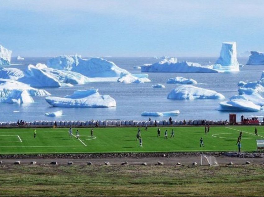 Futboll mes ajsbergëve dhe balenave,  zgjat vetëm 7 ditë