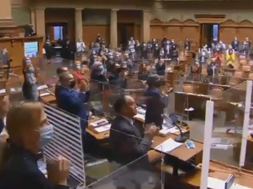 Parlamenti i Zvicrës ngritet në këmbë dhe duartroket për Vjosa Osmanin 