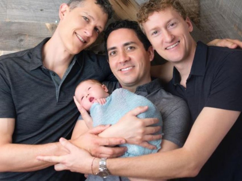 Treshja e baballarëve gay në luftë me Gjykatën për t'i dhënë foshnjës mbiemrin e tyre