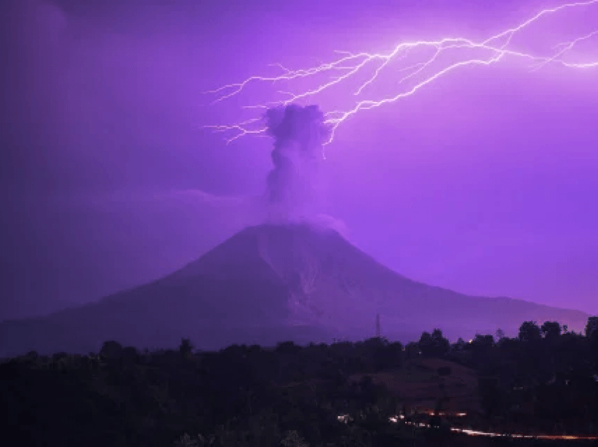 Rrufetë ndriçojnë frikshëm vullkanin Sinabung, me re gjigande hiri 5km të lartë