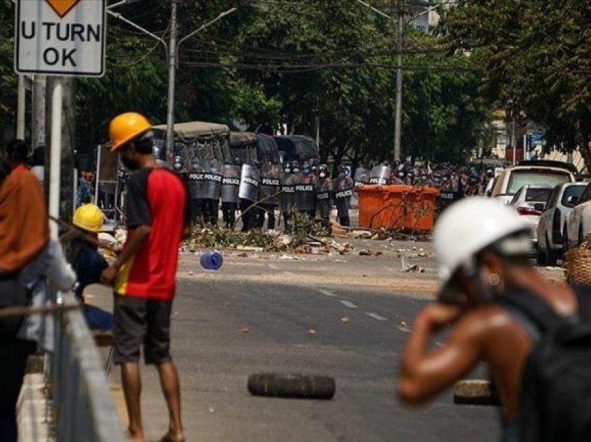 Rritet numri i policëve që refuzojnë t’u binden urdhrave të juntës ushtarake në Mianmar
