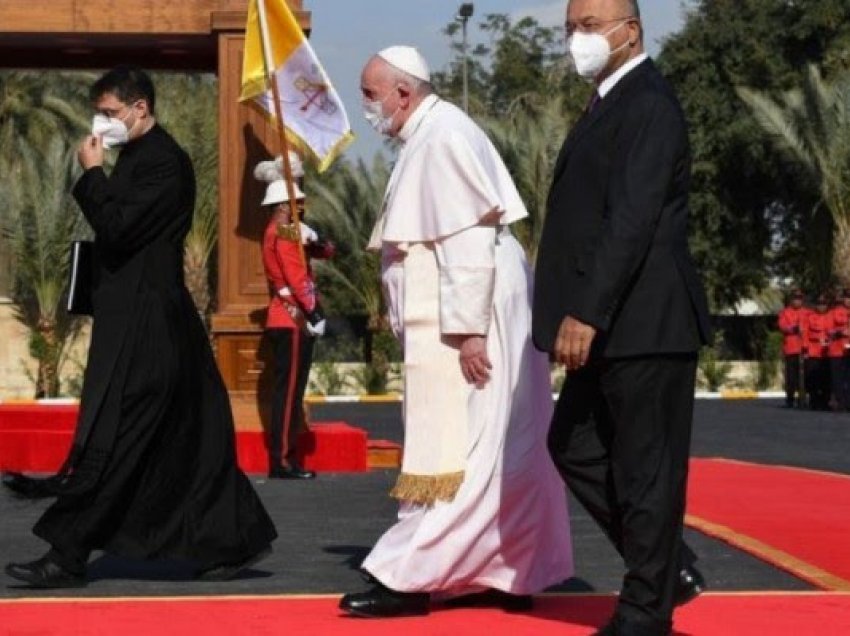 Papa Françesku takon klerikun e fuqishëm në Irak