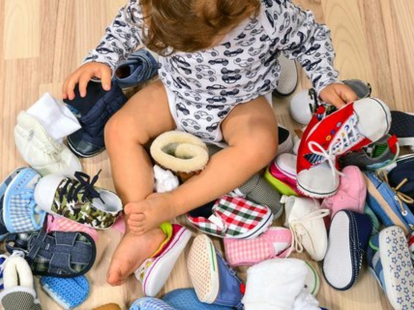 Këpucët e para të foshnjes, kur duhen blerë dhe cilin material këshillojnë më së shumti mjekët pediatër
