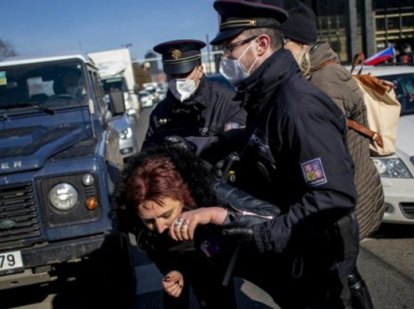 Protesta në Çeki, midis të arrestuarve edhe një deputet