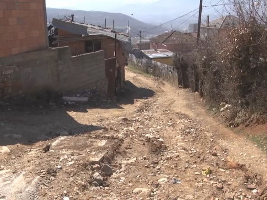 Lagjja “Kallavere” në Peshkopi e lënë në harresë, banorët: Nuk votojmë nëse nuk rregullohet rruga