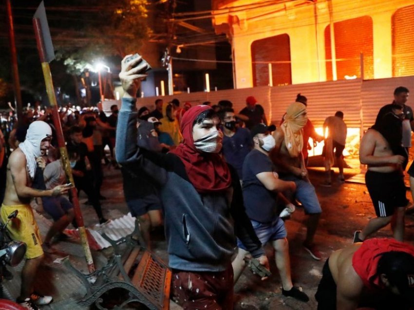 Presidenti i Paraguait shkarkon tre ministra në reagim ndaj protestave të dhunshme