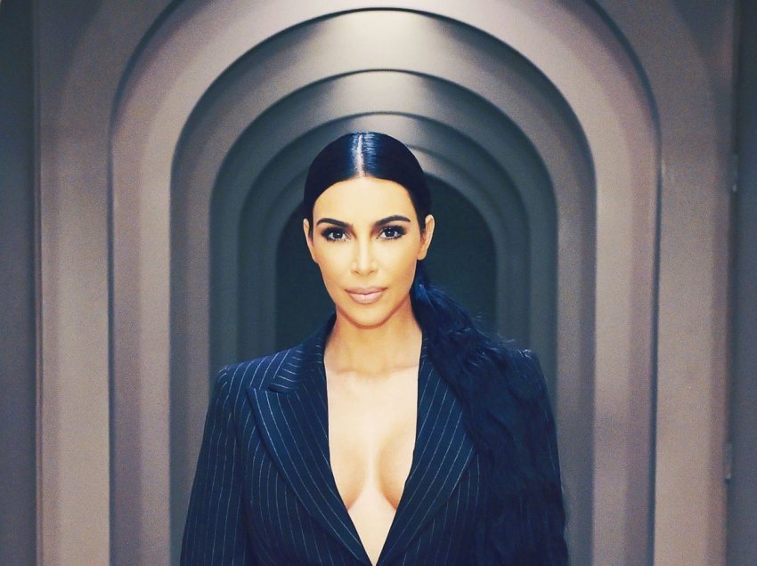 Kim Kardashian shfaq linjat e famshme trupore gjatë pushimeve me vajzën: Ju uroj një ditë të mbarë