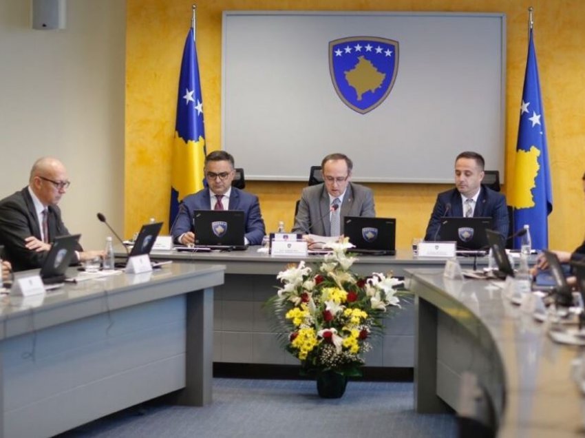 Qeveria Hoti me votë antikushtetuese, fajtore për regresin në Kosovë
