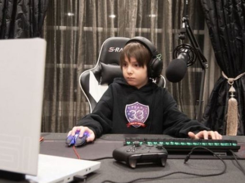 8 vjeçari nënshkruan kontratë 33 mijë dollarëshe për të luajtur “Fortnite”