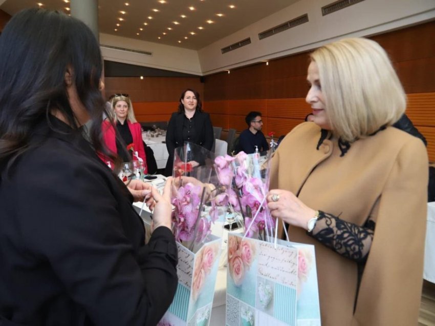 Gruaja e Thaçit surprizohet me fotografinë e bashkëshortit për 8 Mars 