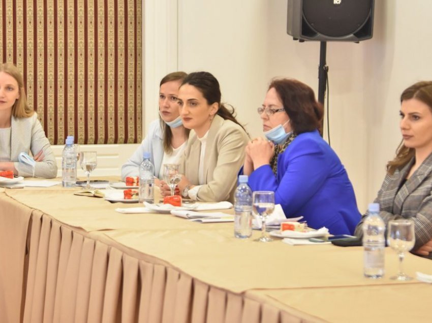 Për 8 mars, kryetari Bulliqi organizon tryezë me temën “Roli dhe fuziqimi i grave në shoqëri”