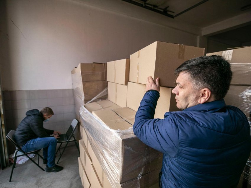 Në Prishtinë ka filluar shpërndarja e pakove ushqimore dhe higjenike për familjet e izoluara si pasojë e infektimit me Covid