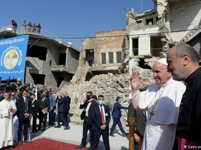 Papa përkujton në Mosul viktimat e terrorit të IS-it