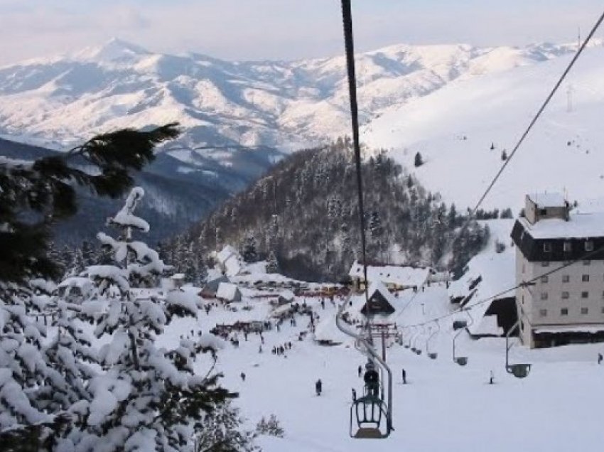 Bie nga lartësia e Ski liftit një femër në Brezovicë
