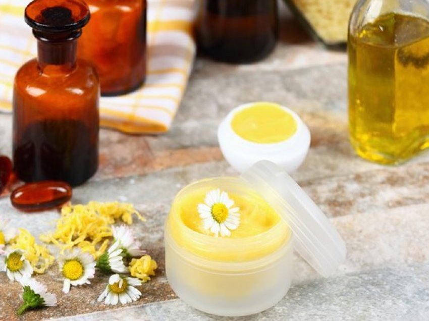 Balsam me mjaltë i përgatitur në shtëpi për buzë që plasariten