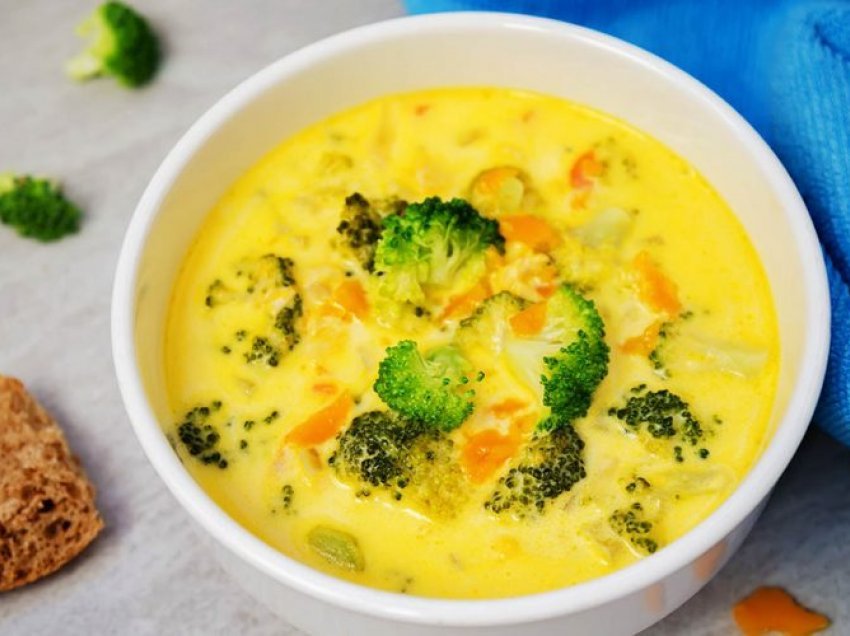 Receta e drekës – Supë pule me brokoli dhe karrota