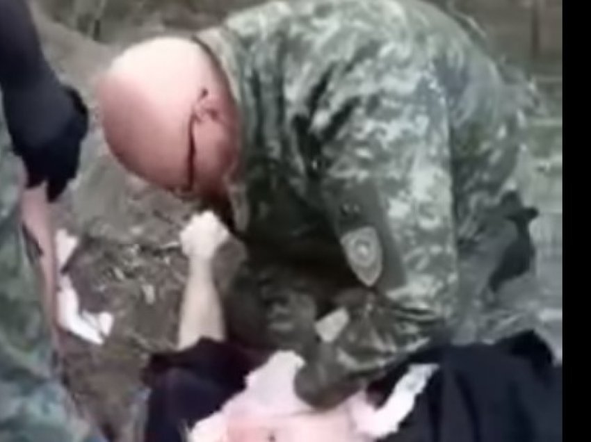 Momenti kur ushtarët e FKS ia japin ndihmën e parë të plagosurve nga tentim grabitja te Badovci