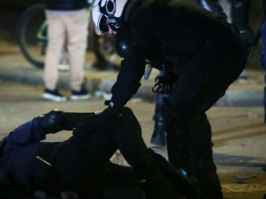 Protesta të dhunshme në Athinë, plagoset rëndë oficeri i policisë