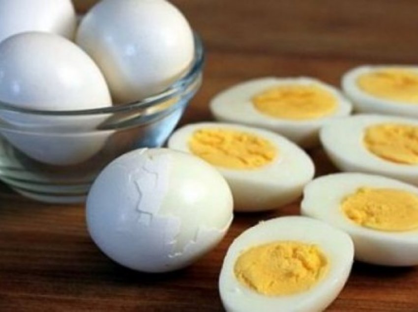 Sa kohë mund të rrijë një vezë e zier në frigorifer
