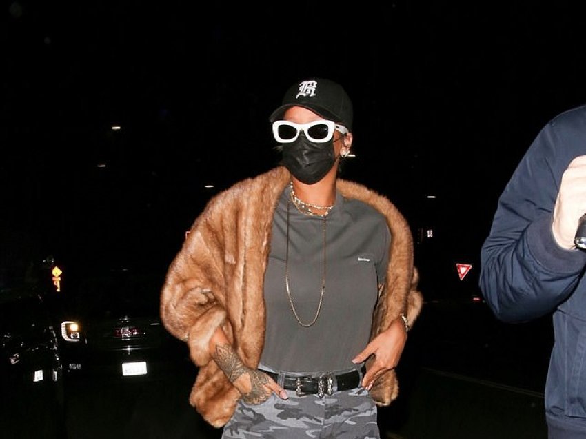 Rihanna veshur me plot stil fotografohet rrugëve të Los Angelos