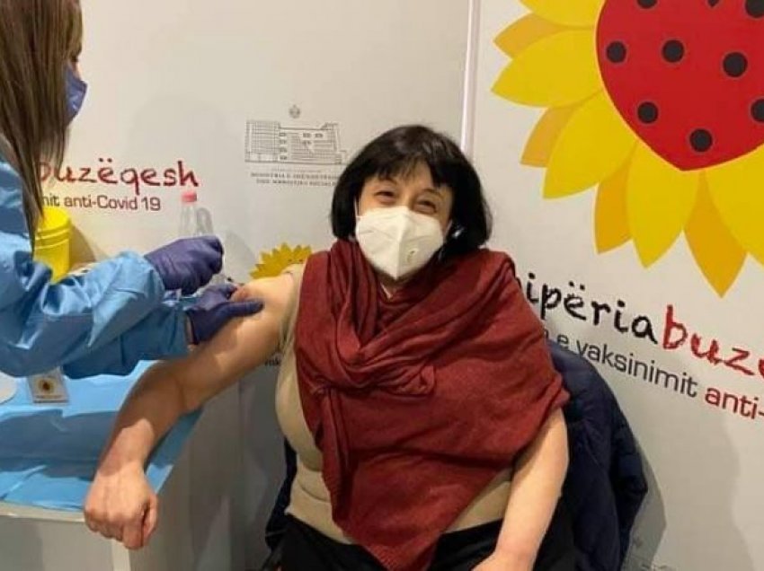 Silva Bino merr dozën e dytë të vaksinës, Manastirliu: Së shpejti do kemi lajme të mira