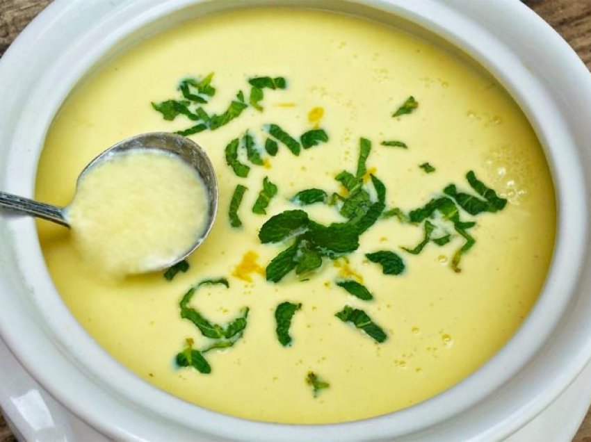 Supë me kos dhe lëng mishi – Plot shije dhe shëndet!