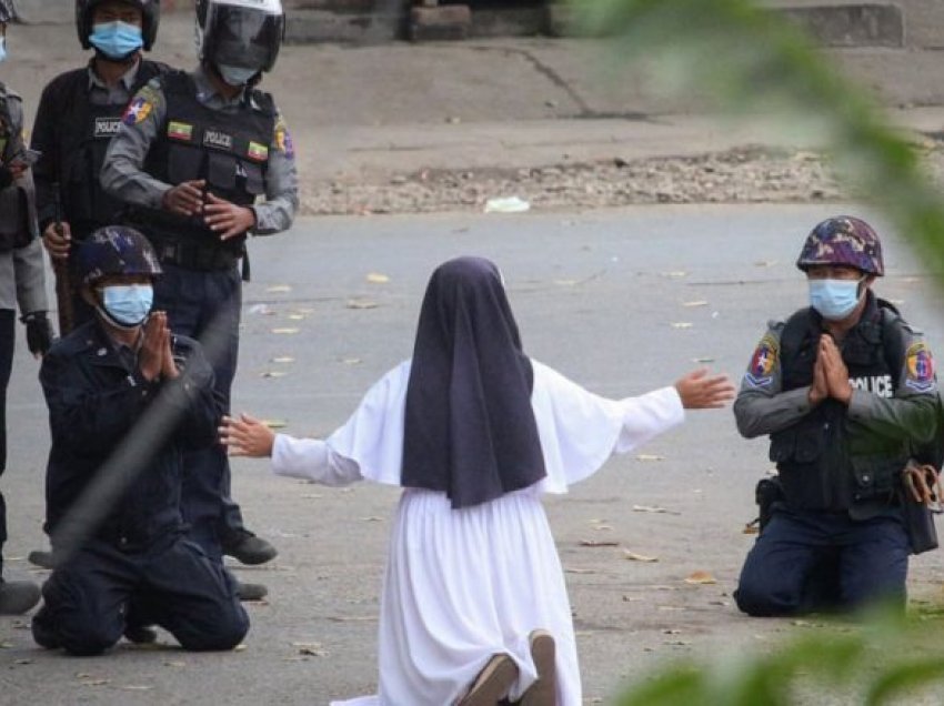 Një murgeshë në Mianmar gjunjëzohet para policisë: “Më vritni mua, jo fëmijët”
