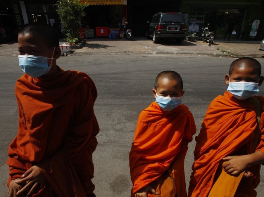 Kamboxhia raporton vdekjen e parë nga COVID-19, 1 vit nga pandemia