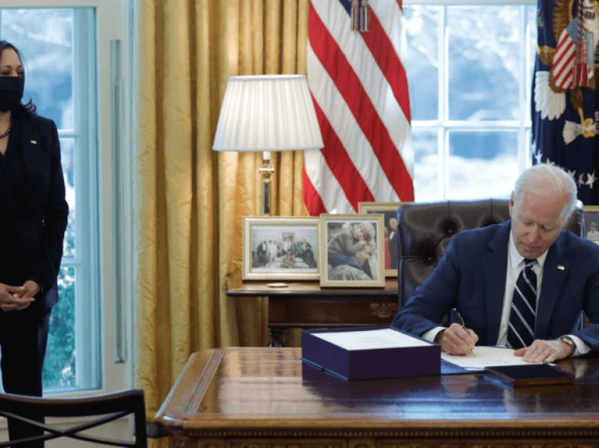 Presidenti Biden nënshkruan paketën stimuluese prej 1.9 trilionë dollarësh