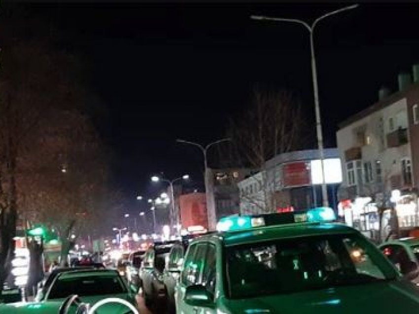 Hetuesit policor po ekzaminojnë vendin e grabitjes në Prishtinë