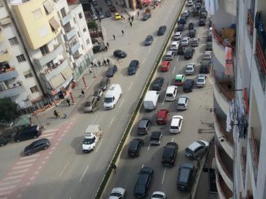 Trafik i rënduar në bulevardin “Migjeni”, makinat të bllokuara prej orësh