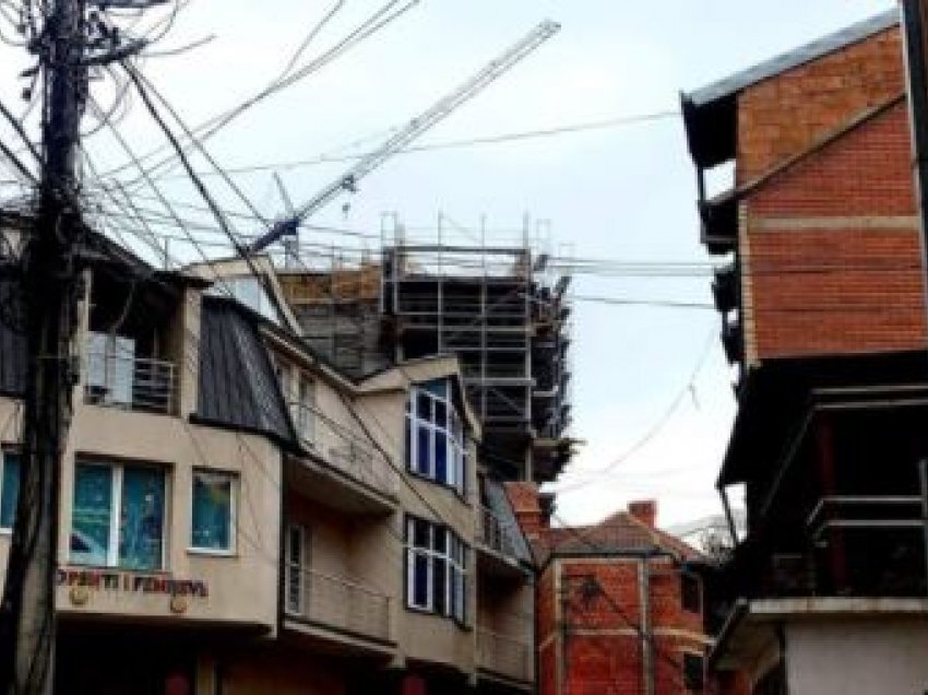 Katrahurë në Tophane, telat e rrymës e ndërtimi i keq shëmtojnë këtë pjesë të Prishtinës 