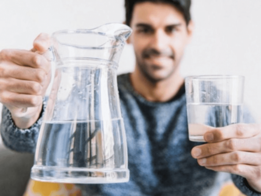 5 simptomat që tregojnë se duhet të pini ujë menjëherë