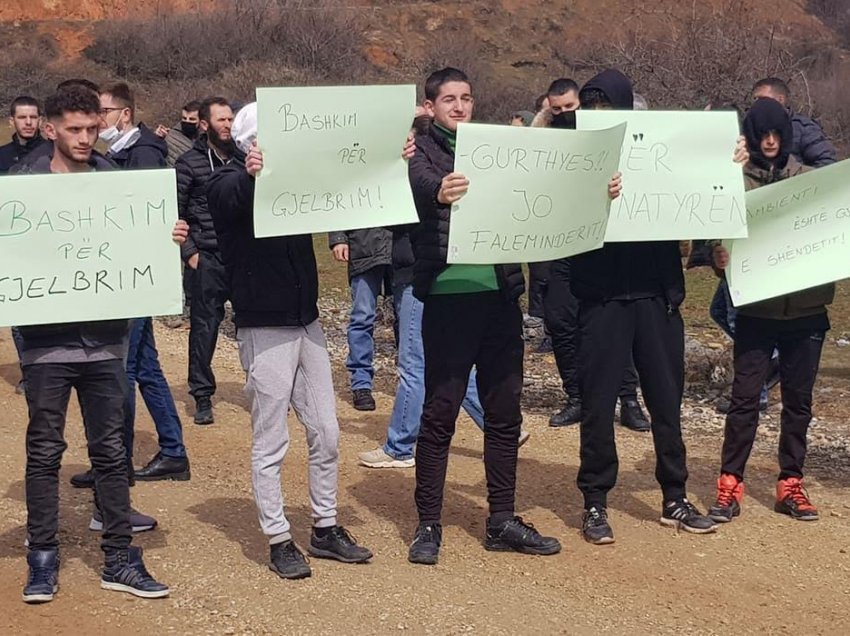 Kçiqasit me moton “Bashkim për gjelbërim” protestuan kundër gurthyesit në kodrën mbi fshat