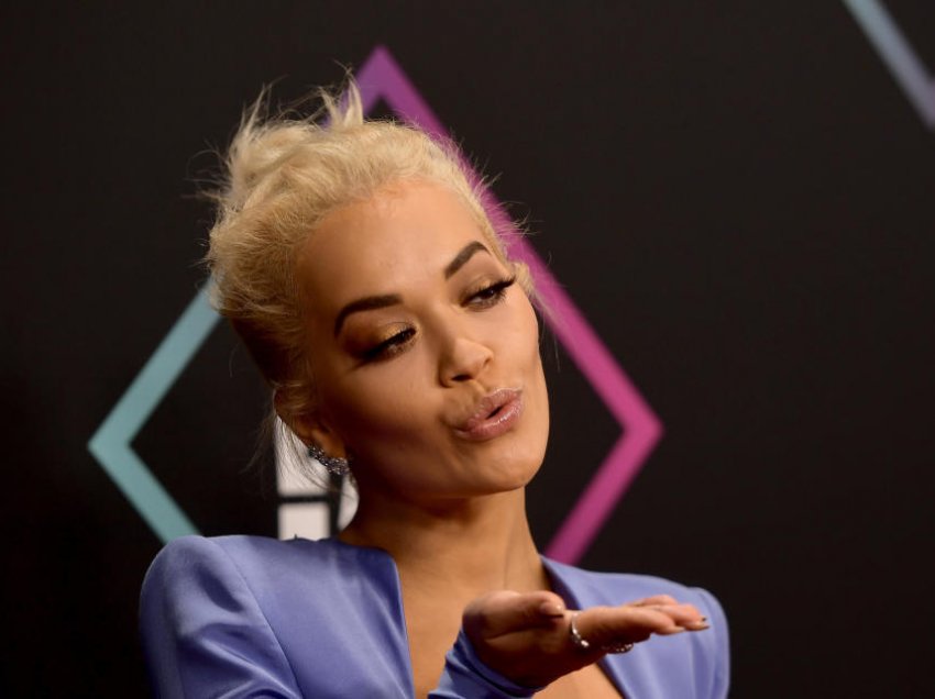 Rita Ora falënderon fansat për suksesin e albumit “Bang” teksa merr vëmendjen me paraqitjen