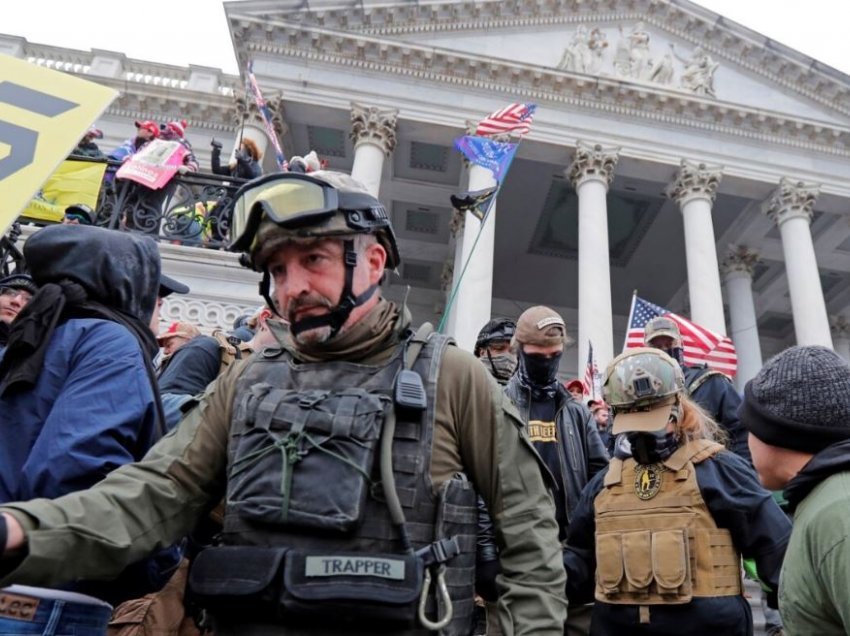 Prokurorët amerikanë: Të paktën 100 të arrestuar të tjerë për sulmet ndaj Kapitolit
