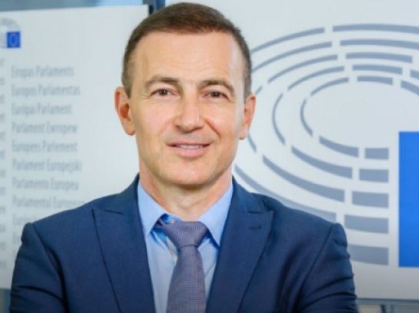 Eurodeputeti Kovaçev informon PPE-në për presionin mbi qytetarët e Maqedonisë që marrin libra bullgarë