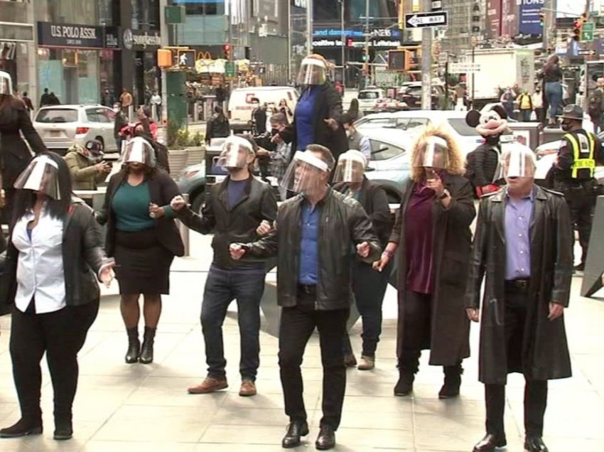 ‘Kthejnë’ jetën në Times Square/ Artistët dalin në rrugë pas mbylljes së Broadway